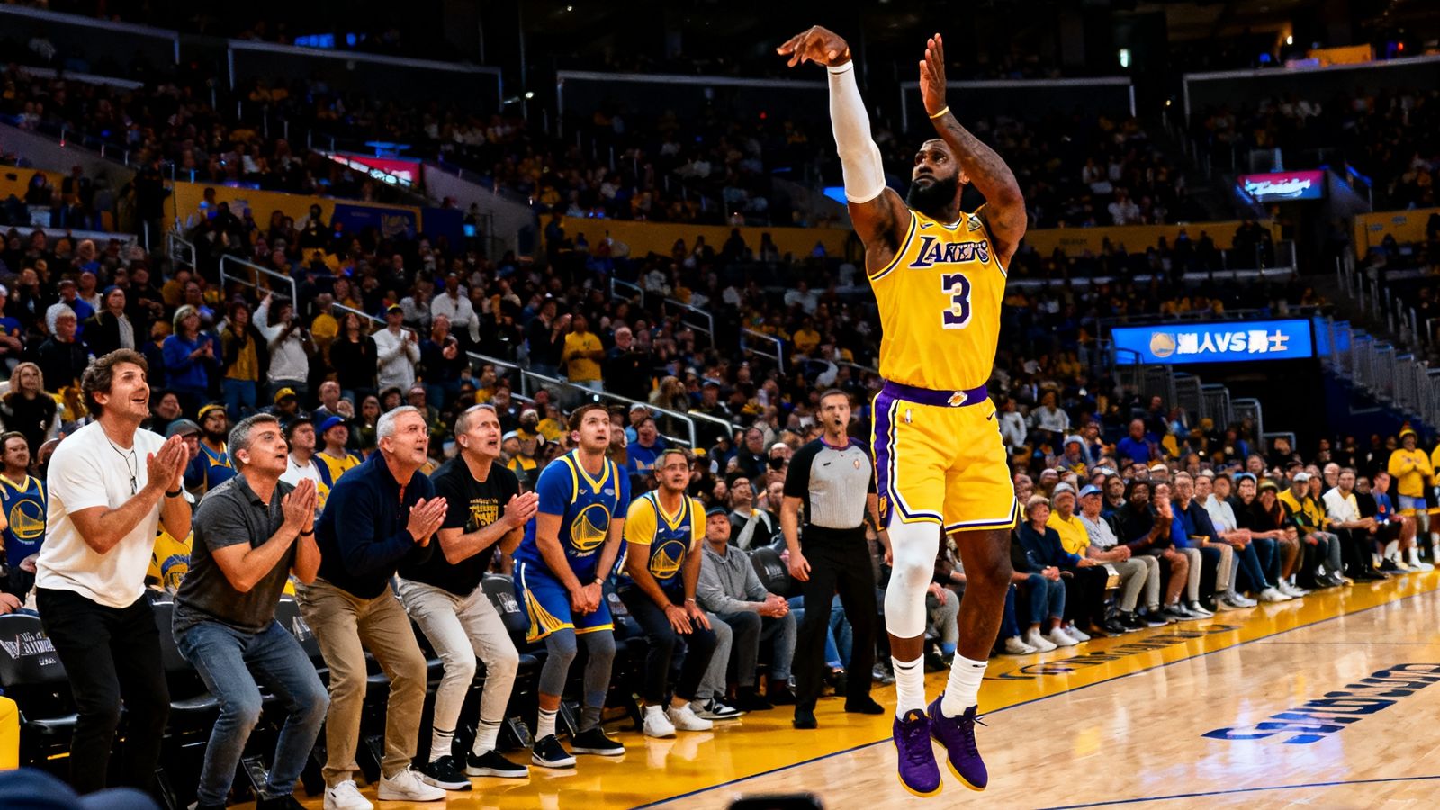 NBA常规赛洛杉矶湖人对阵金州勇士全场集锦，勒布朗·詹姆斯在终场前2秒投出超远三分绝杀，球在空中飞行时全场观众屏息凝神